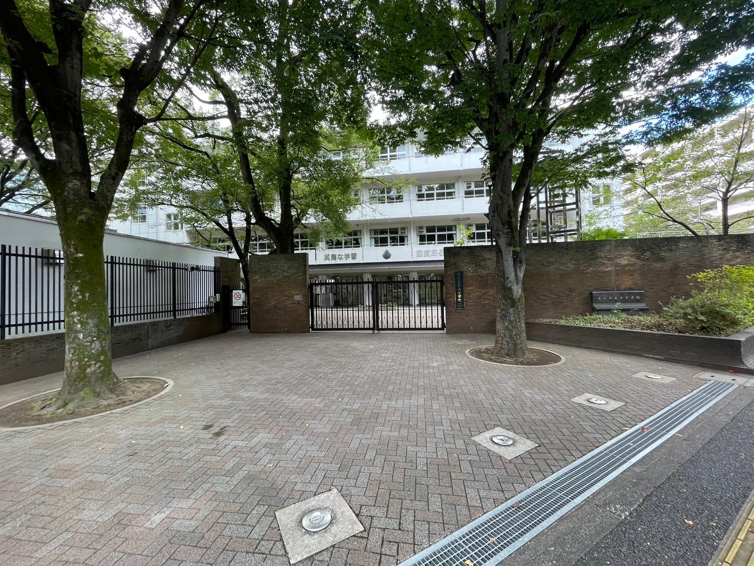 港区立青山中学校